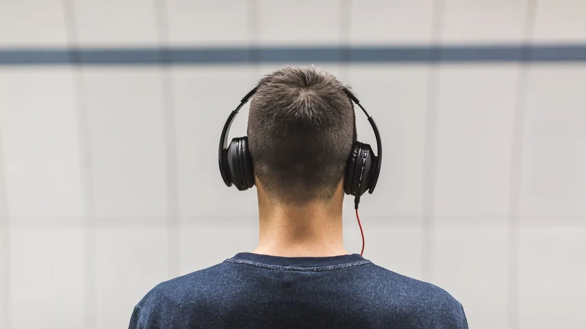 Pessoa ouvindo música de fones
