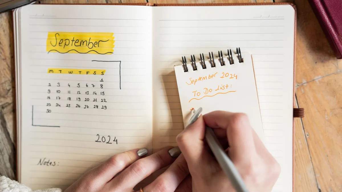 Caderno aberto com metas escritas à mão