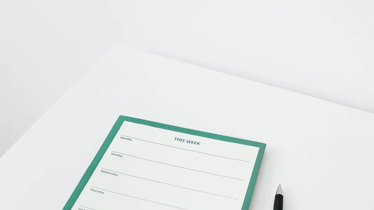 Planner semanal sobre a mesa