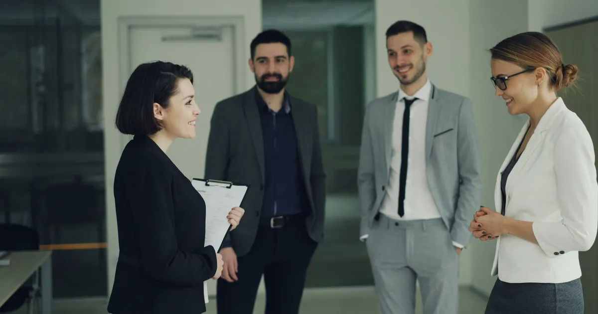 Ambiente de trabalho corporativo, ilustrando Inglês de Negócios: o Caso Chegg e o Choque da Inteligência Artificial