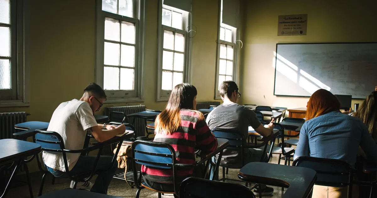 Sala de aula com alunos, ilustrando Como Saber a Pronúncia de Palavras em Inglês pela Grafia: Regras Práticas para E