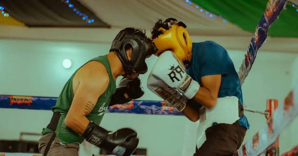 Dois boxeadores no ringue: kick off, on the ropes e throw in the towel vêm do esporte