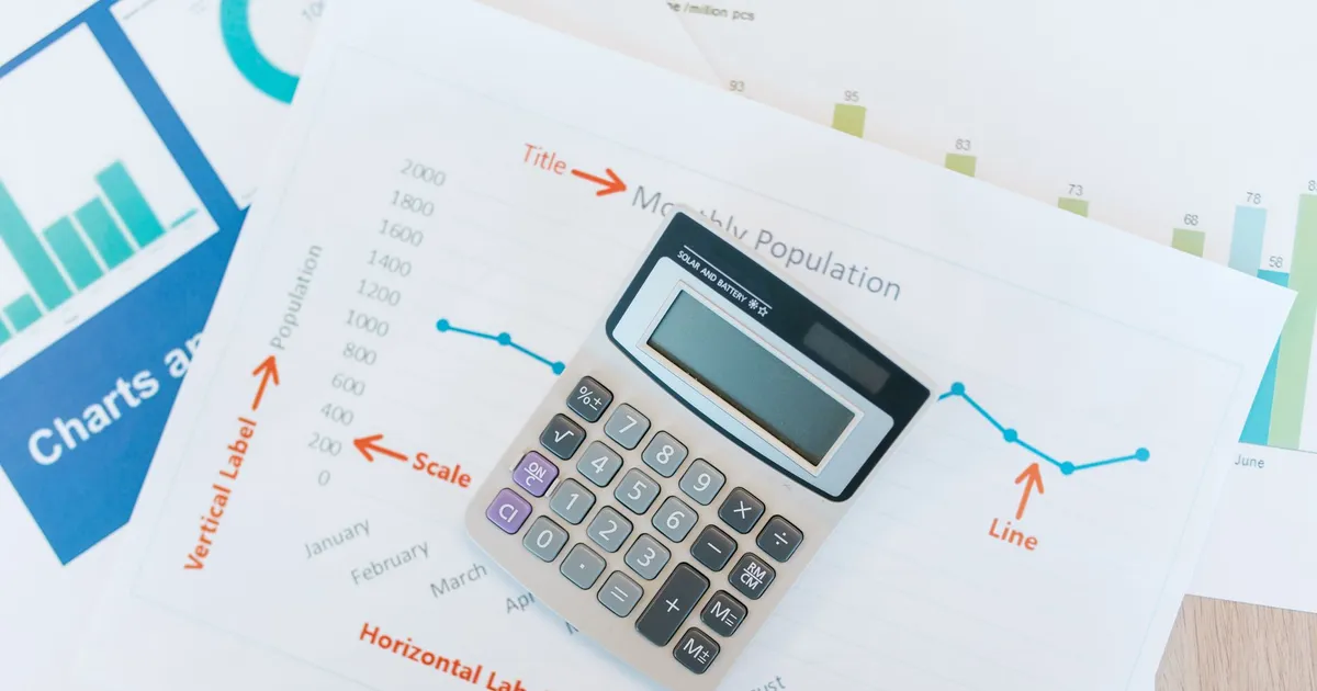 Gráficos financeiros sobre a mesa, ilustrando Glossario de termos financeiros em ingles