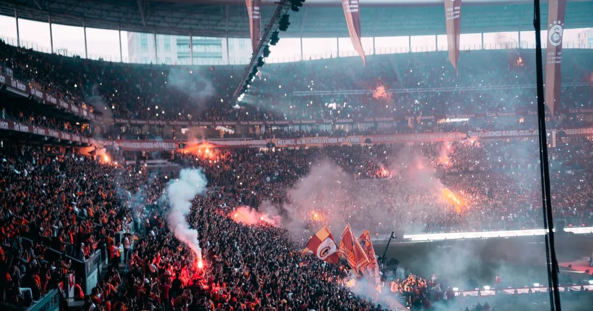 Estádio de futebol cheio, ilustrando Aprenda Inglês com a História do Mirassol: o Clube que Virou Potência