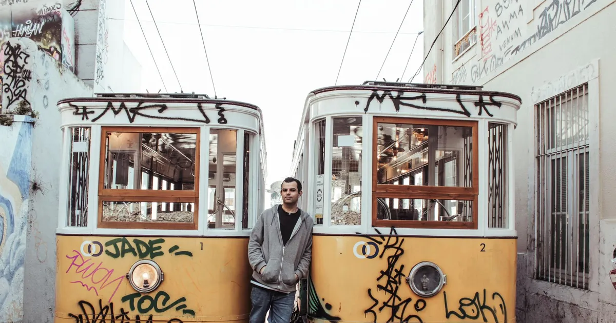 Bonde nas ruas de Lisboa, ilustrando Inglês para Brasileiros em Portugal: Lisboa, Porto, Cascais, Sintra, Faro e Outr