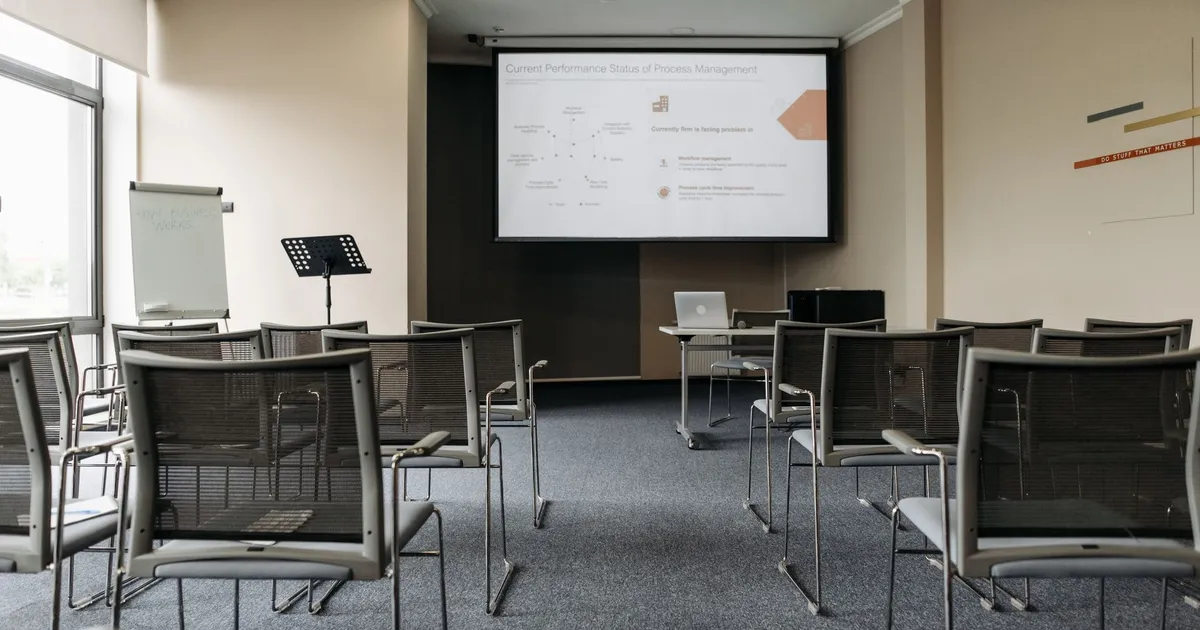 Ambiente de trabalho corporativo, ilustrando Caso Spotify: Estratégia e Defensabilidade em Inglês para Executivos