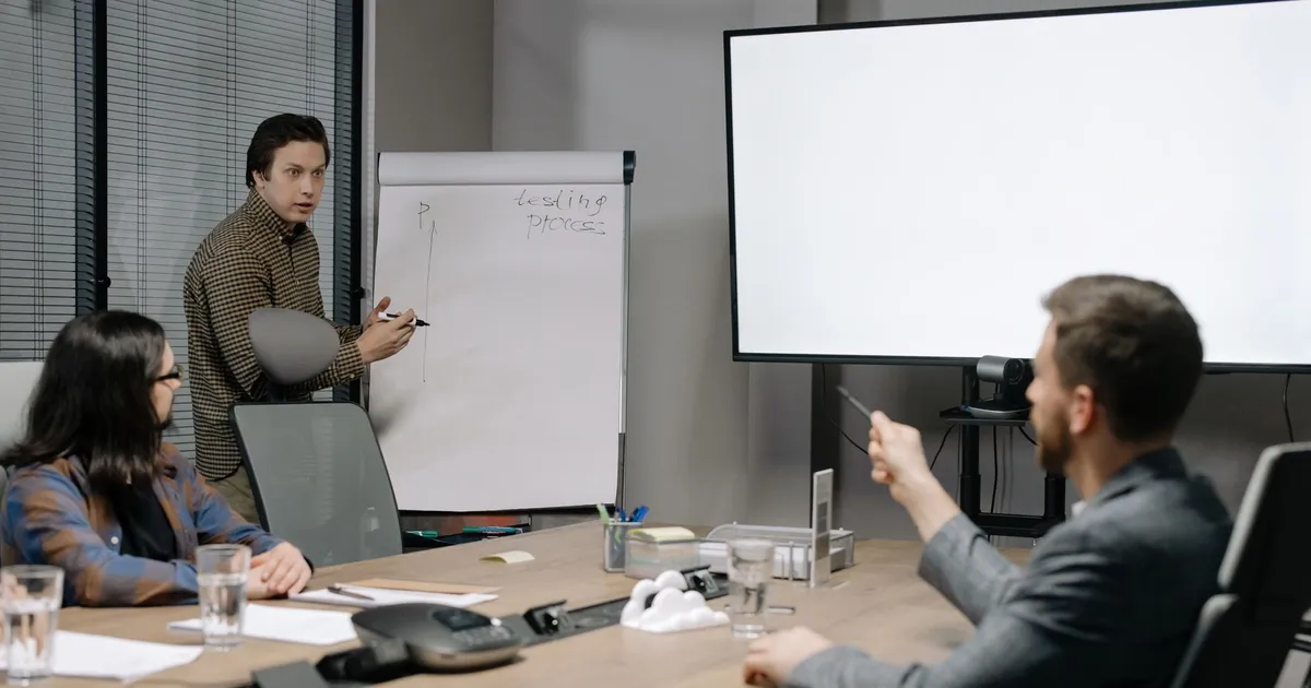 Ambiente de trabalho corporativo, ilustrando Inglês para Executivos: Expressões com “Let’s” em um Dia de Alta Performance
