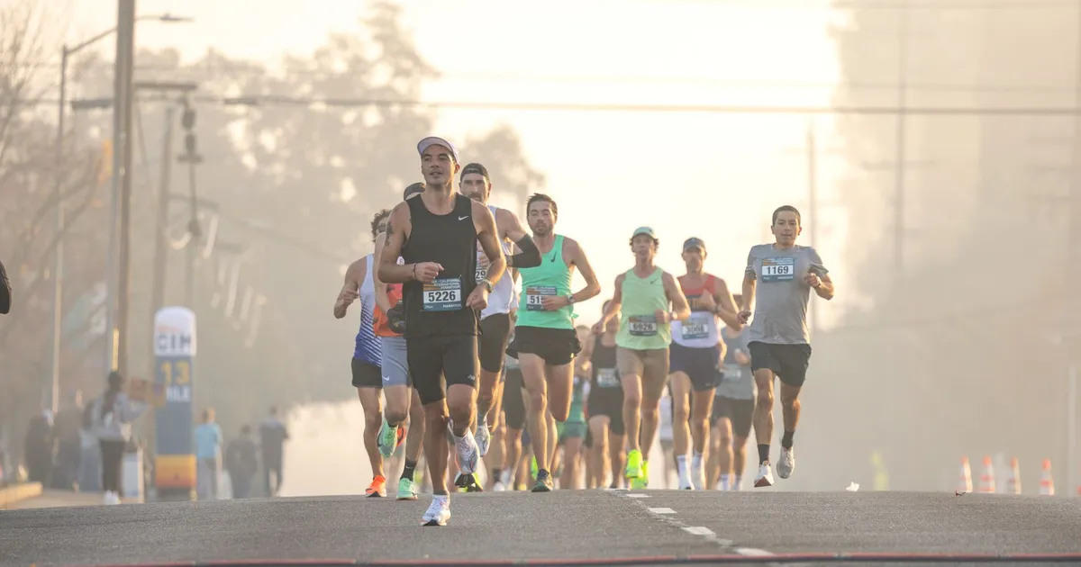 Corredores em uma prova de rua, ilustrando Inglês com Corrida: As 7 Grandes Maratonas do Mundo para Executivos