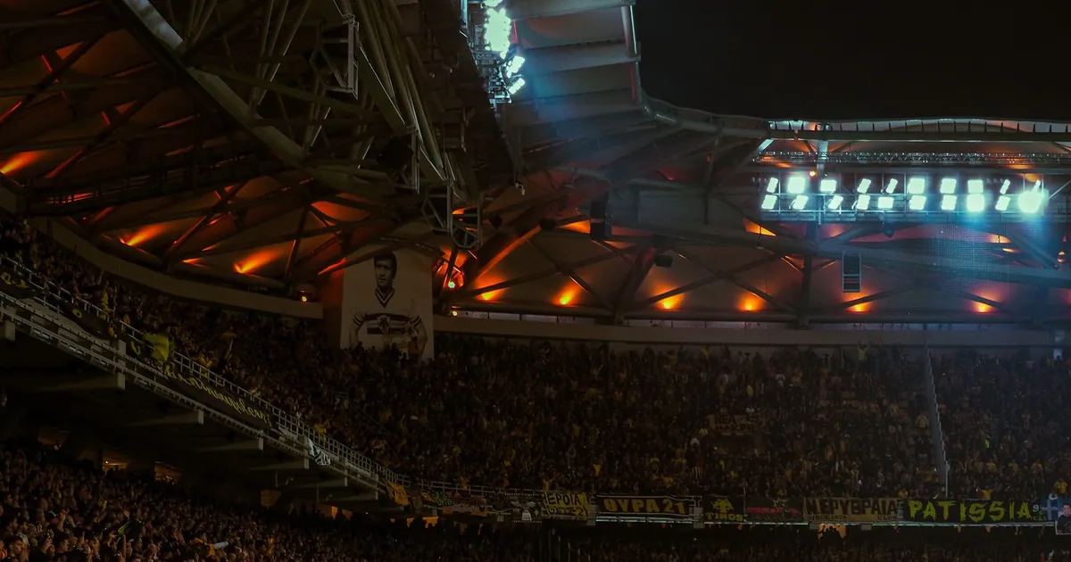 Estádio de futebol cheio, ilustrando O Novo Futebol: dados, ciência e prevenção - Aula de Inglês