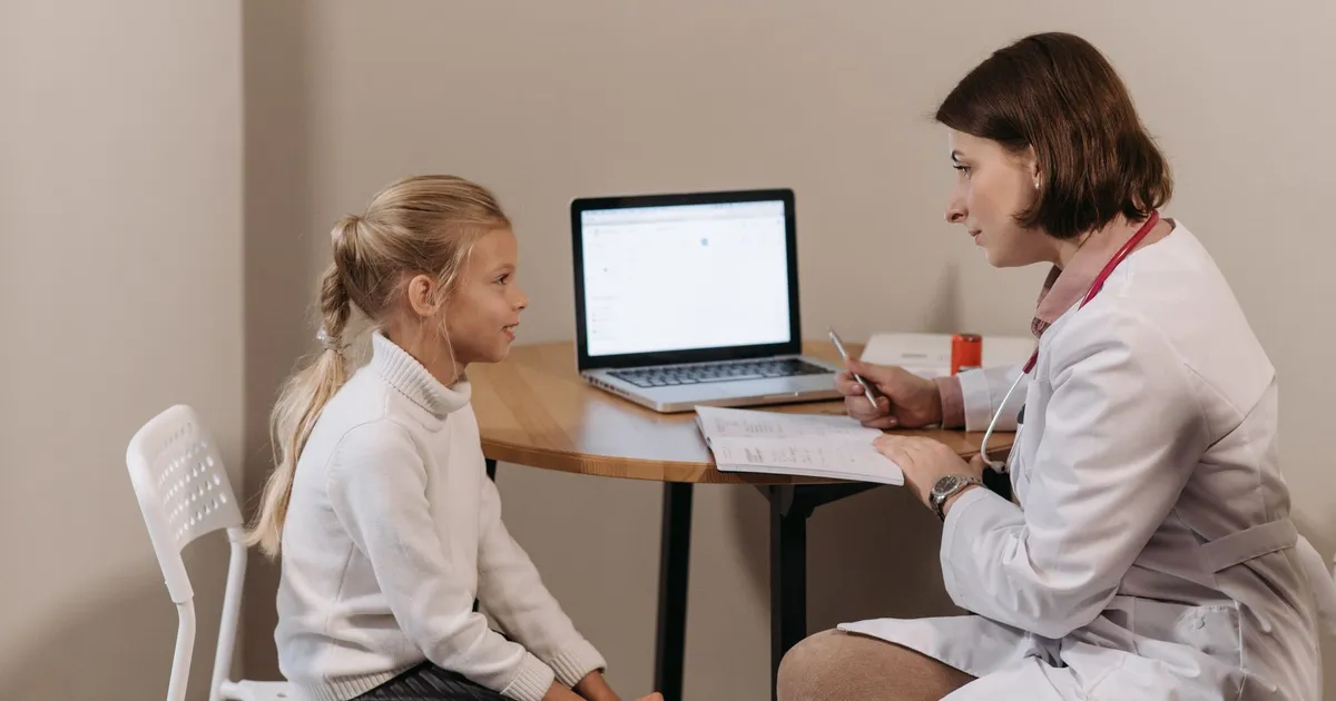 Consulta médica em um consultório, ilustrando Present Continuous e Vocabulário de Saúde em Inglês