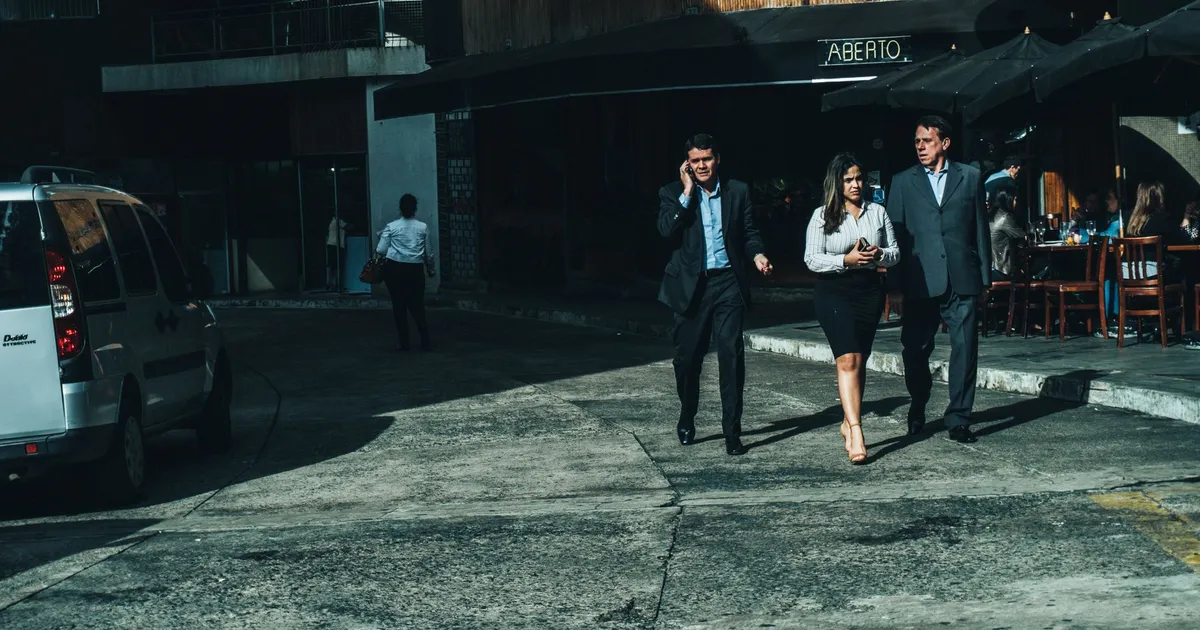 Ambiente de trabalho corporativo, ilustrando Inglês para Gestão de Projetos: Teoria e Prática para Executivos