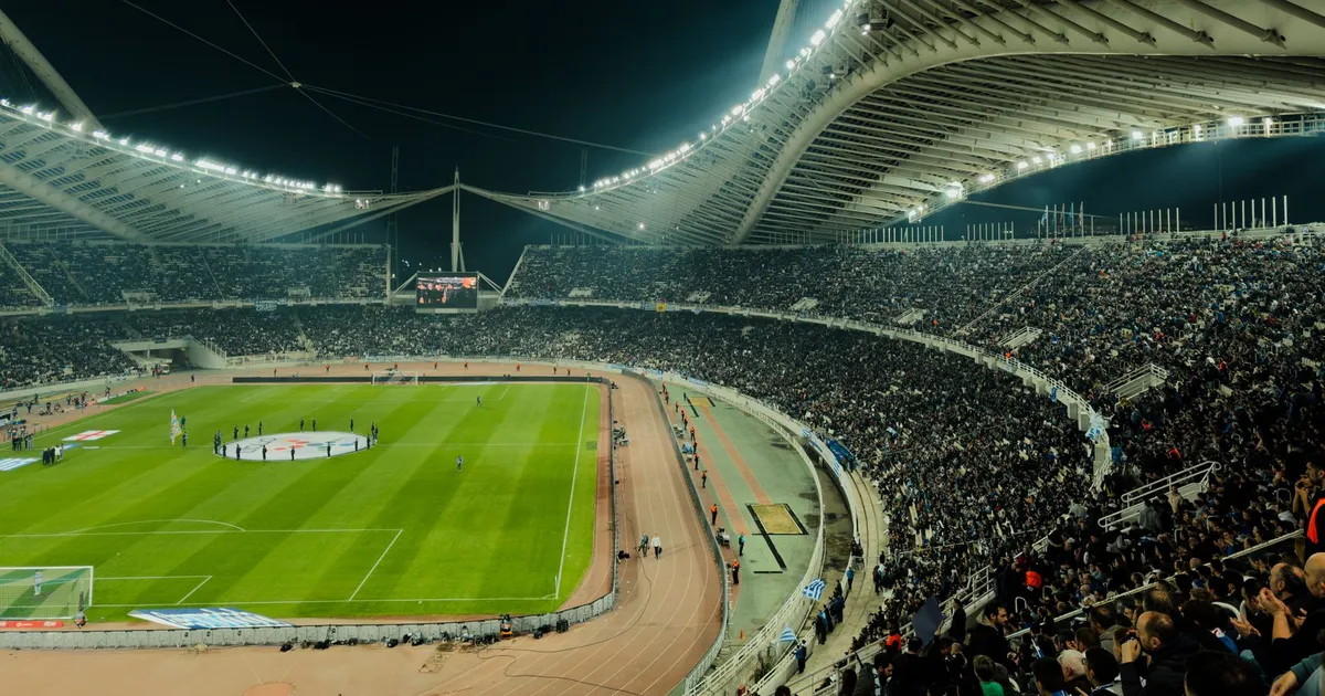 Estádio de futebol cheio, ilustrando Futuro com will em inglês: aprendendo com futebol e minha filha torcedora do Vas