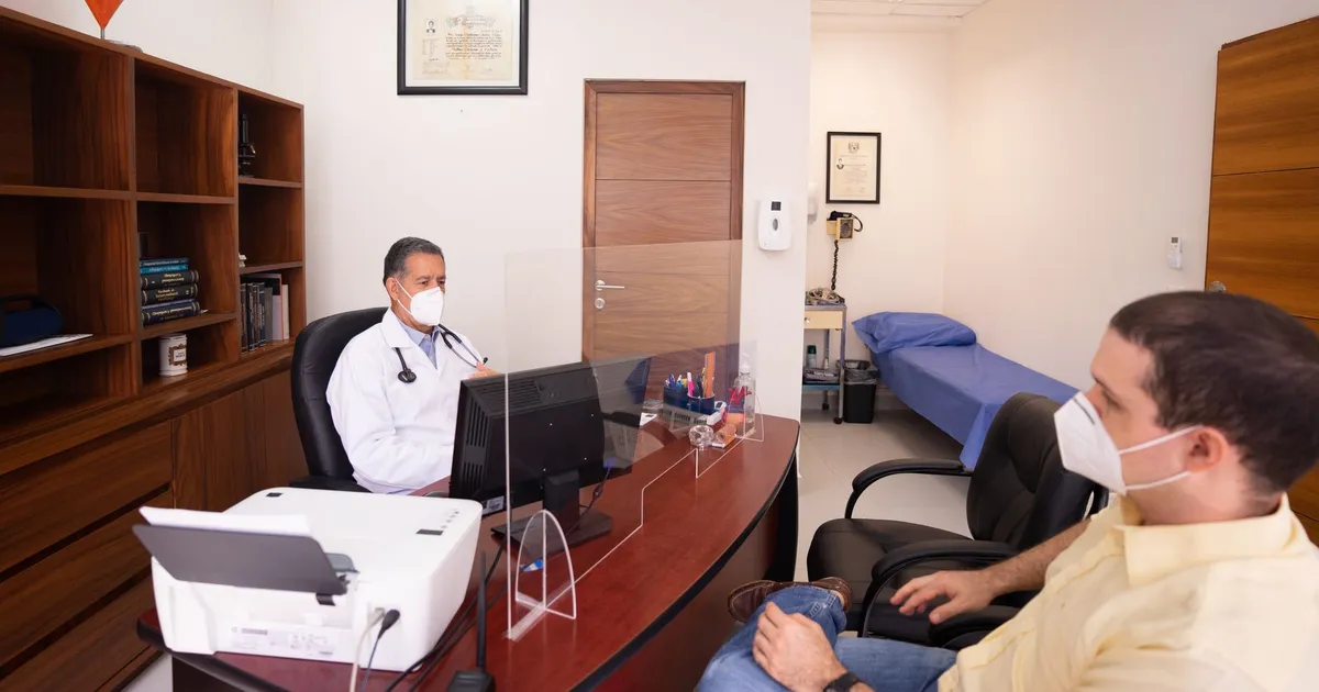 Consulta médica em um consultório, ilustrando Esteira de Trabalho: Mais Saúde no Home Office (Inglês)