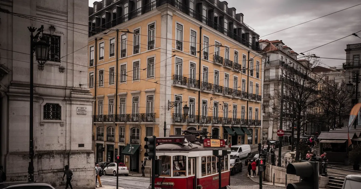 Bonde nas ruas de Lisboa, ilustrando Heróis de Portugal: Vitórias Impossíveis — Estudando Números em Inglês