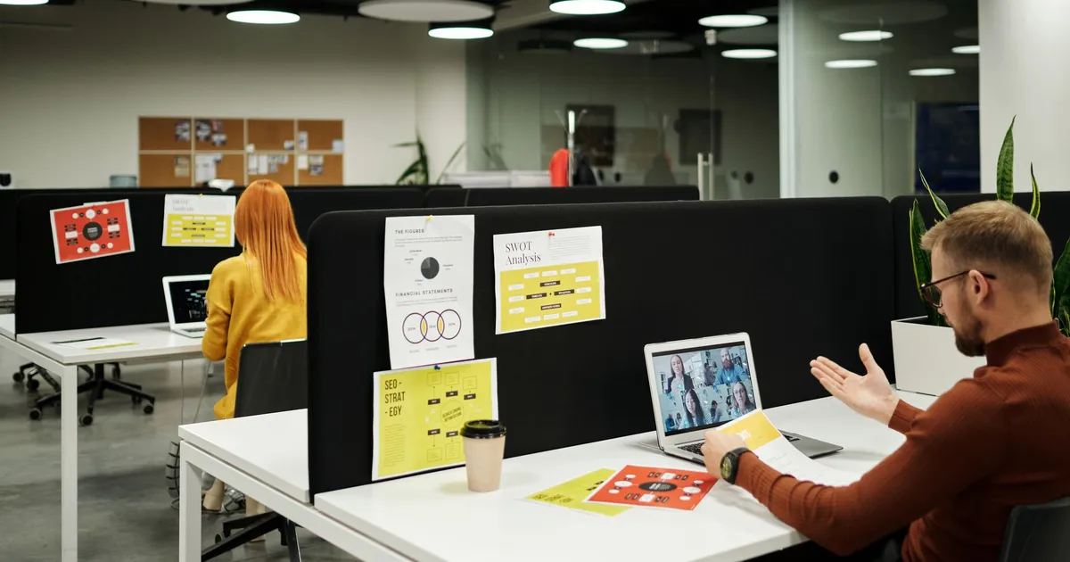 Ambiente de trabalho corporativo, ilustrando Patagonia em Inglês: Como Atrair e Reter Pessoas por Propósito
