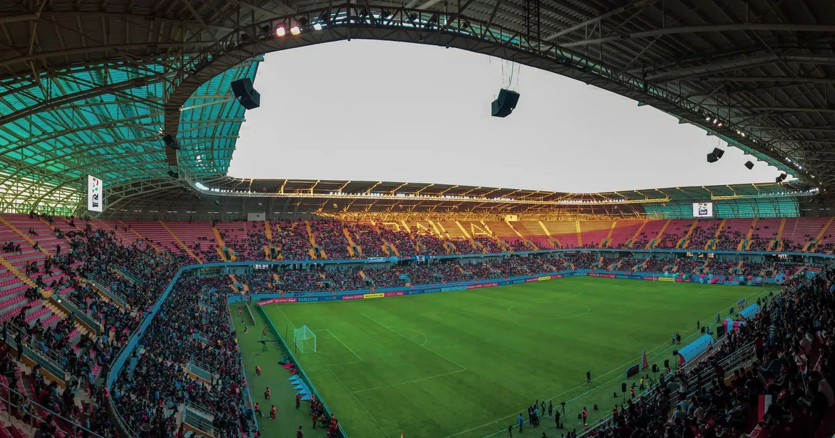 Estádio de futebol cheio, ilustrando Pelé: Aprenda Superlativos em Inglês com a Lenda do Futebol