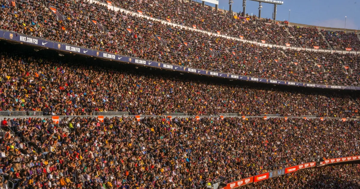 Estádio de futebol cheio, ilustrando Posições no Futebol Explicadas com o Time do Real Madrid 2024