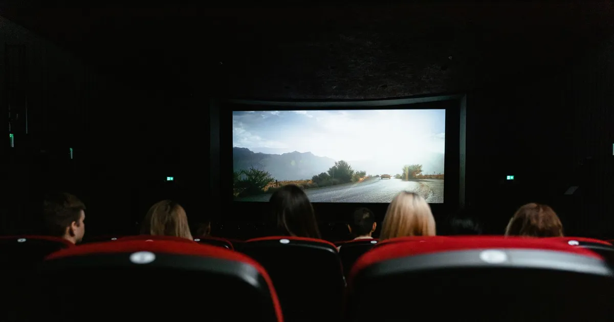 Sala de cinema, ilustrando Present Perfect em Inglês: Diálogo sobre uma Noite de Cinema