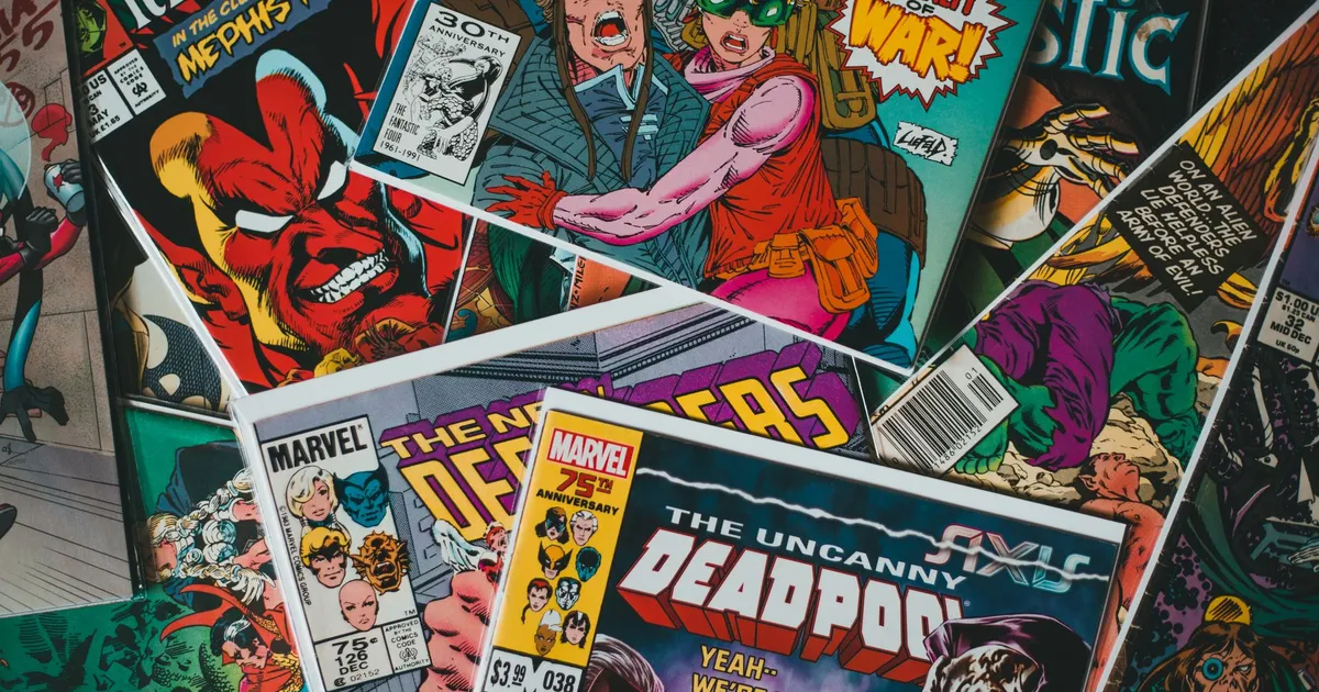 Bonecos de super-heróis, ilustrando Presente Simples em Inglês: a Rotina de um Jovem Super-Herói