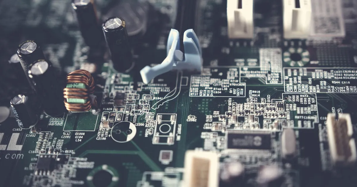 Placa de circuito em detalhe, ilustrando Quando a Programação Invade a Conversa: Diálogo em Inglês com Termos de Código
