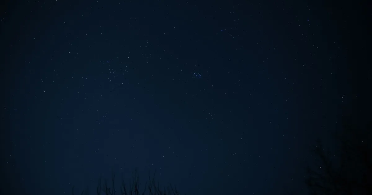 Céu noturno estrelado, ilustrando Signos do Zodíaco em Inglês: Vocabulário e Leitura (A2)