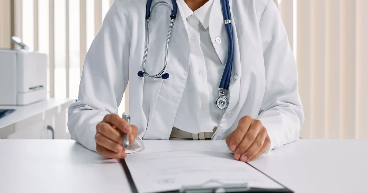 Consulta médica em um consultório, ilustrando Vocabulário de Saúde em Inglês: Proteína, Músculo e Perda de Gordura