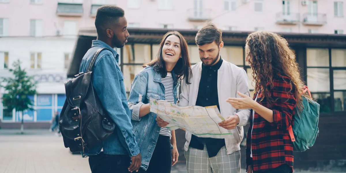Viajante com mochila olhando um mapa numa cidade estrangeira