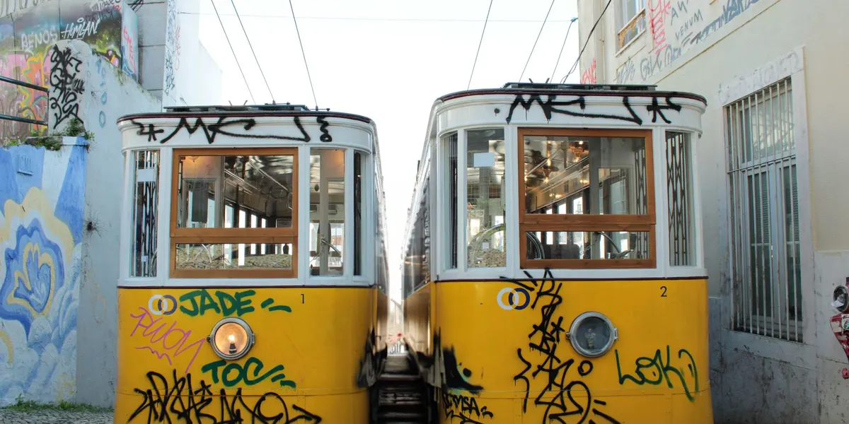 Rua de Lisboa com bonde amarelo