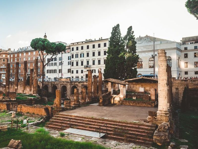 Ruínas romanas no meio de uma rua comum em Roma, como descrito no texto em inglês