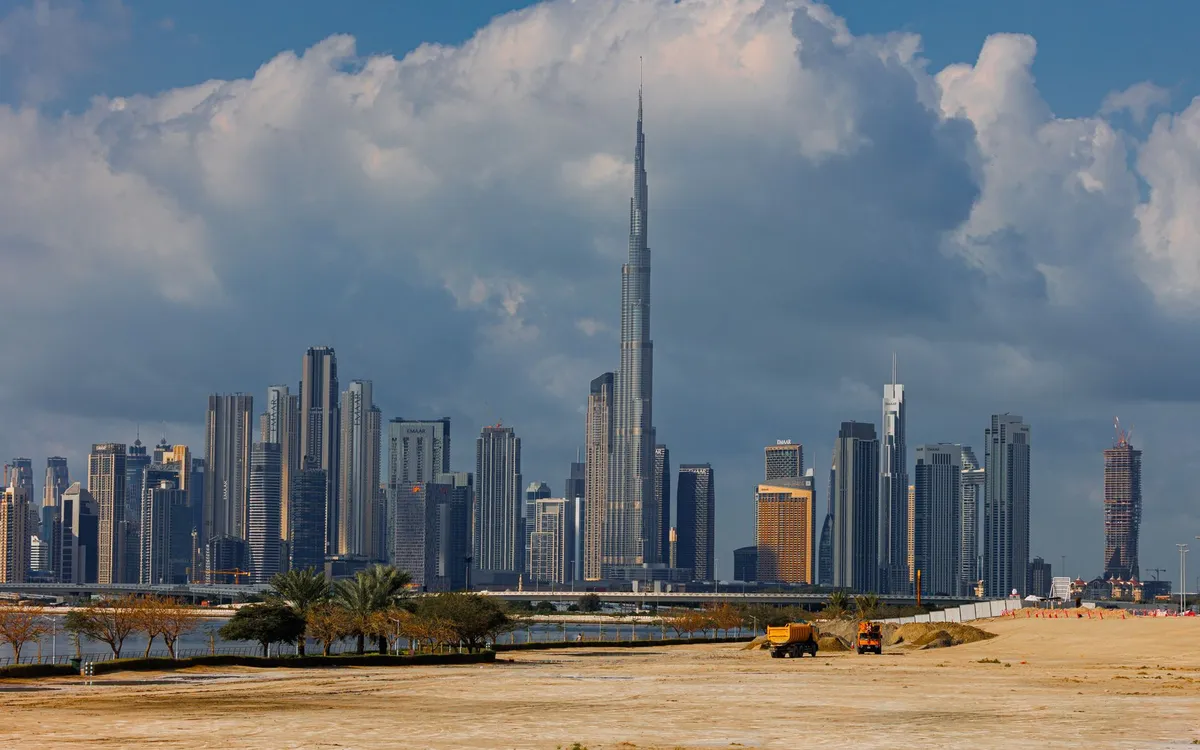 O Burj Khalifa, em Dubai, acima de todos os prédios da cidade, para o texto em inglês com superlativo sobre os recordes do planeta