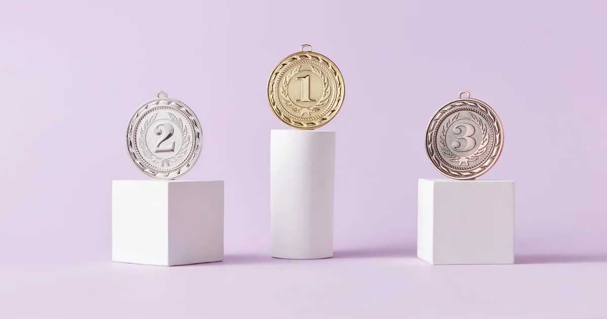 Pódio com as medalhas de ouro, prata e bronze: the best, superlativo em inglês