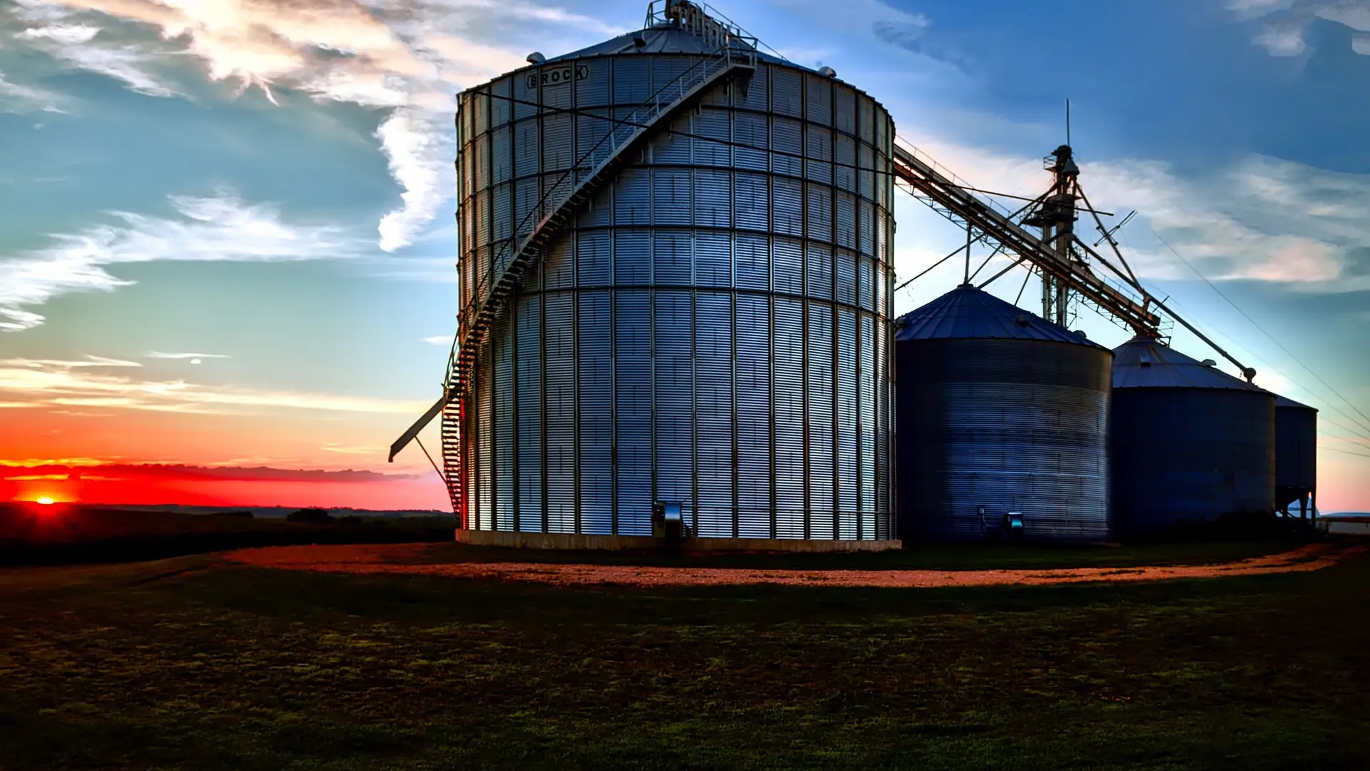 Silos de grãos contra o céu do entardecer