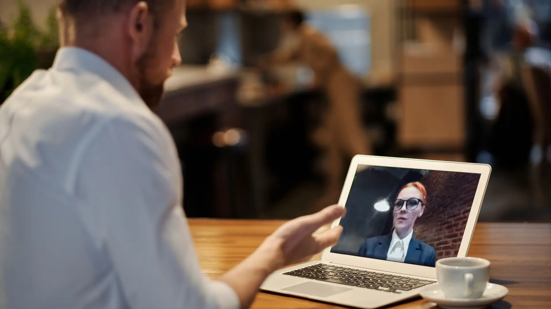 Homem em reunião por vídeo no notebook