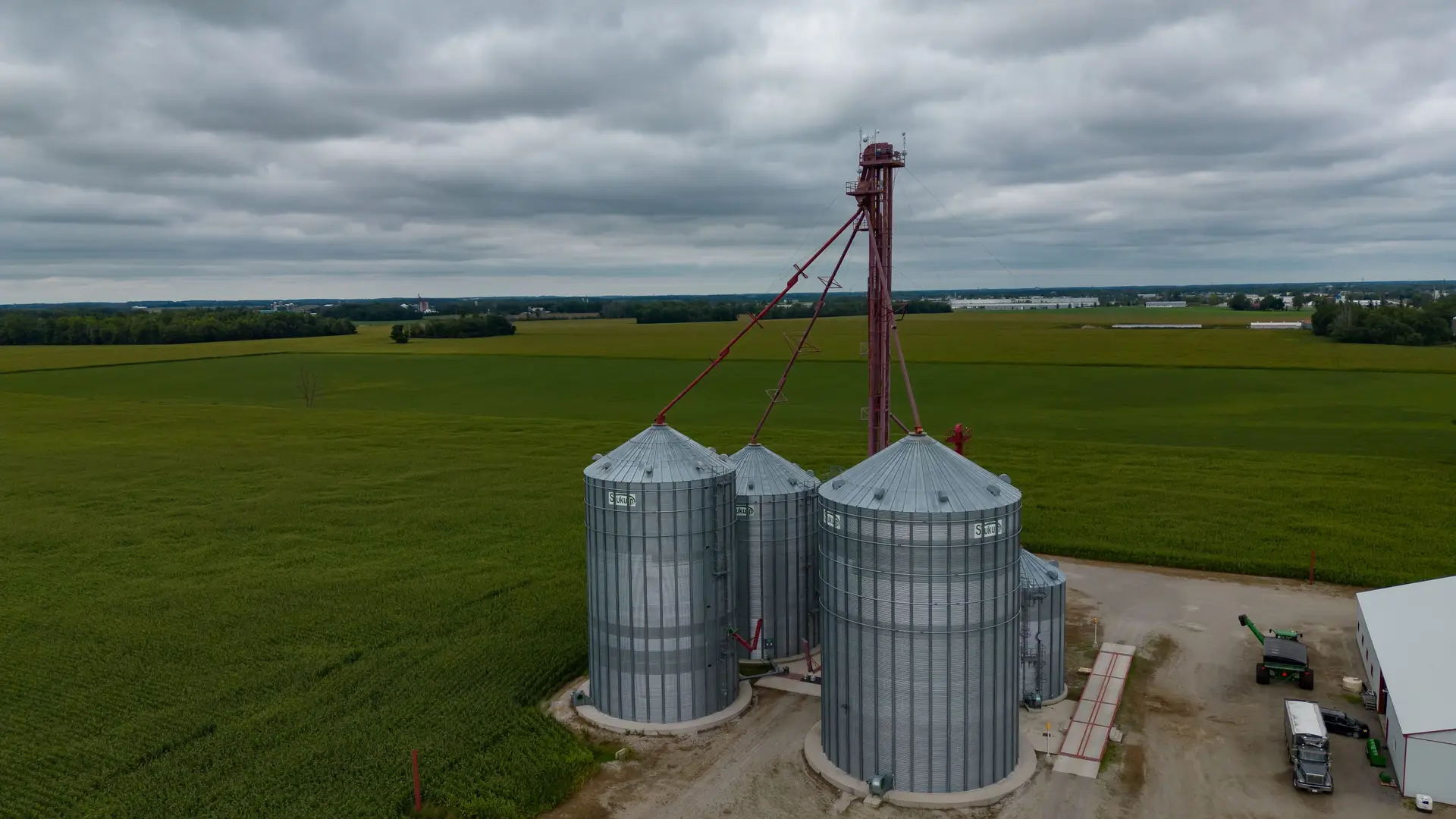 Silos metálicos entre lavouras