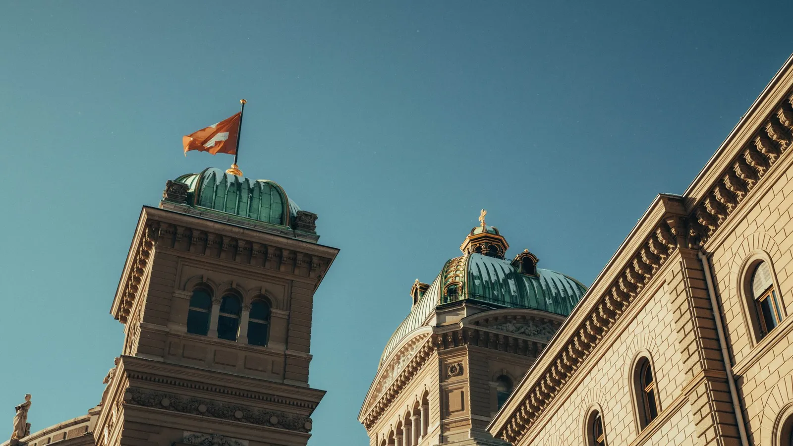 Palácio Federal da Suíça, em Berna, com a bandeira suíça