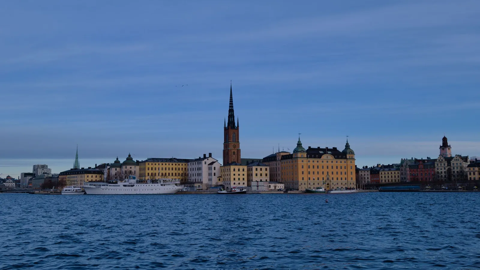 Vista de Estocolmo sobre a água, com a igreja de Riddarholmen