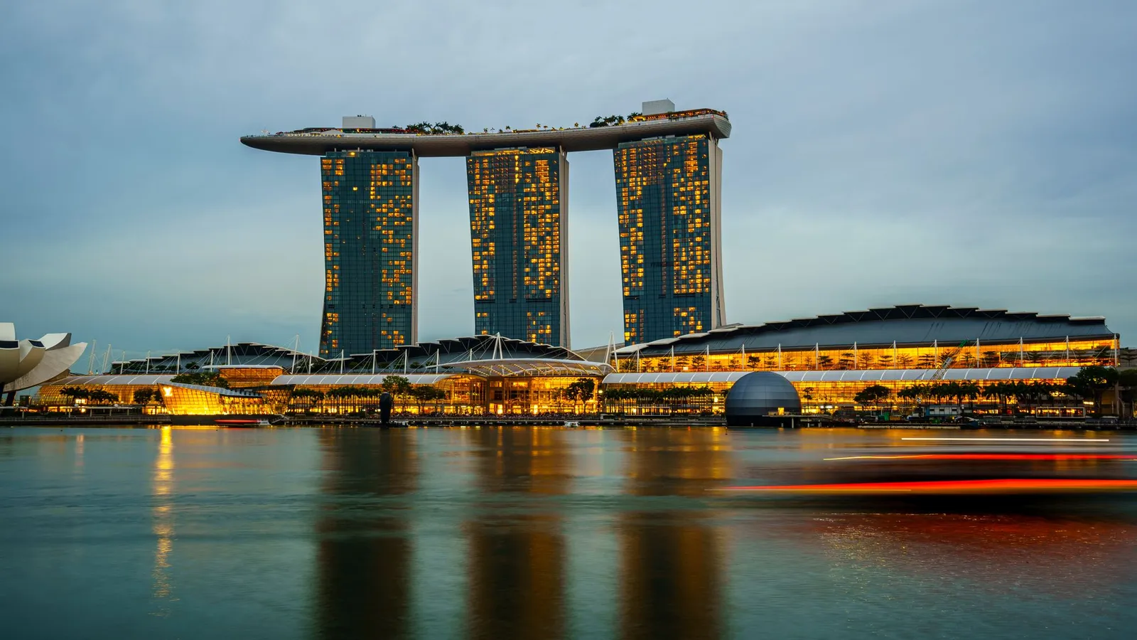 Marina Bay Sands iluminado ao entardecer, em Singapura