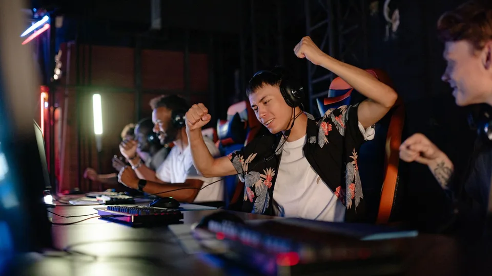Gamer adolescente comemorando com o punho no ar num campeonato