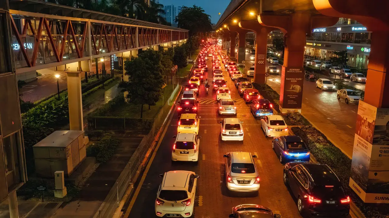 Trânsito parado numa avenida que afunila sob um viaduto, imagem do gargalo