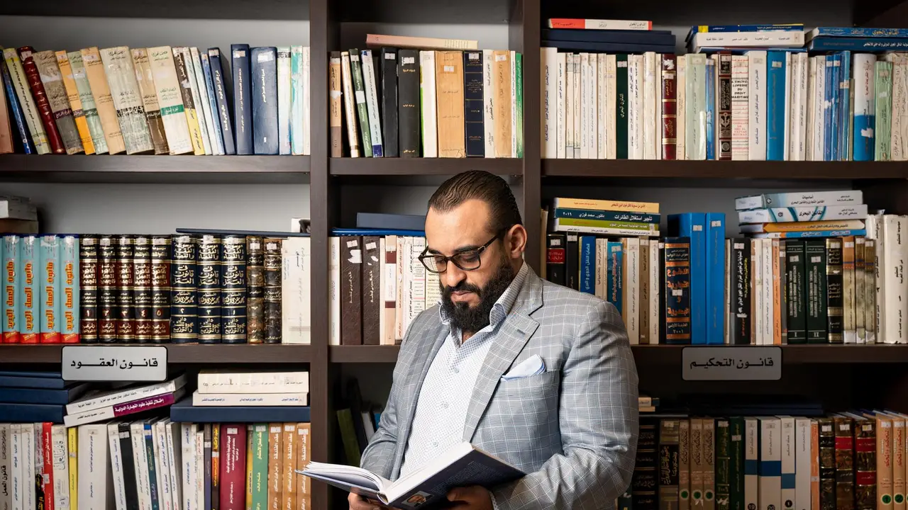Executivo lê um livro numa biblioteca