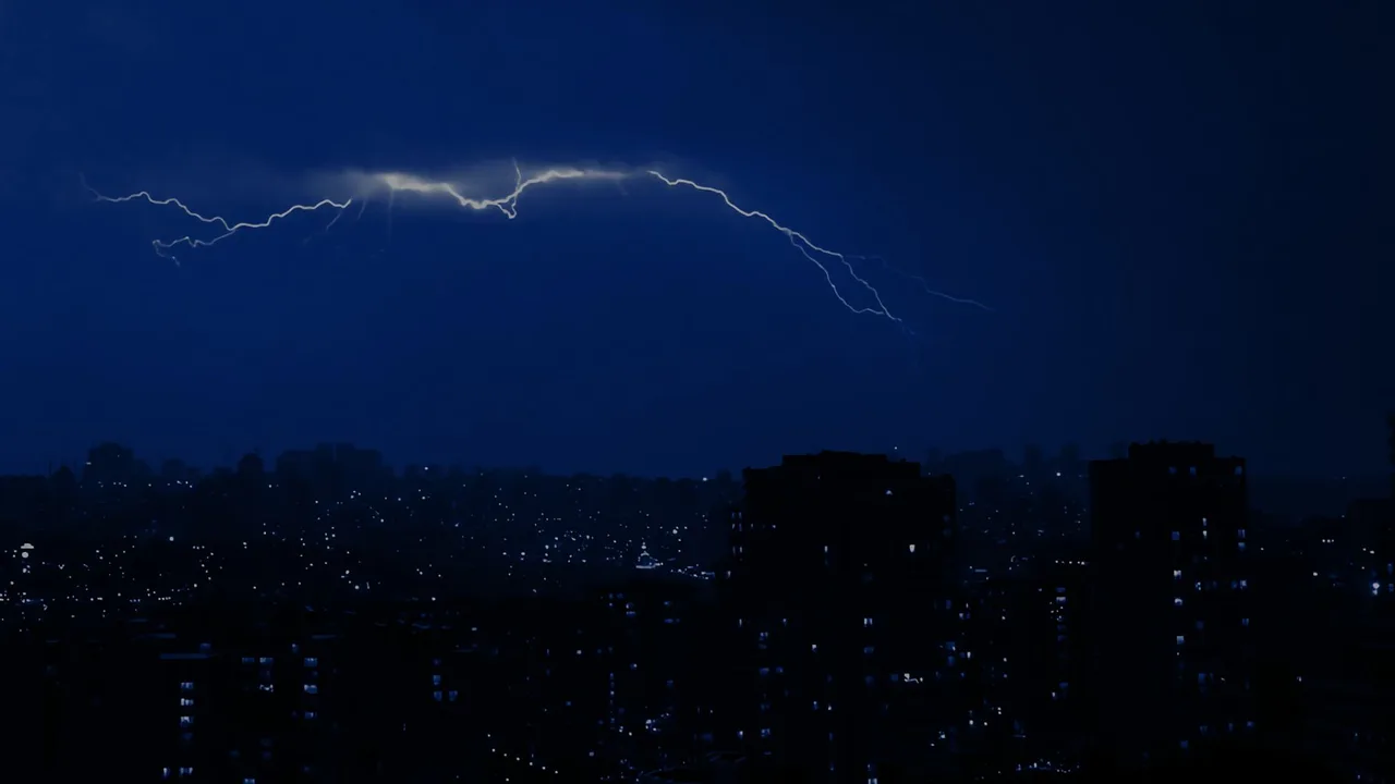 Cidade à noite no escuro durante um apagão — a cena da história desta página