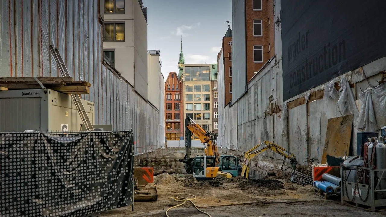 Obra em andamento numa cidade — the office was being built