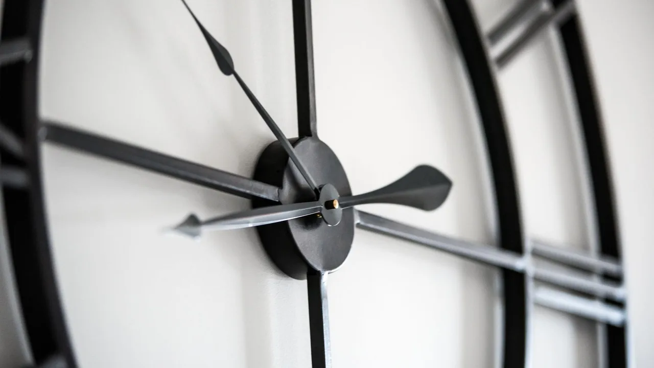 Relógio de parede marcando a hora — o momento em que a ação estava em curso