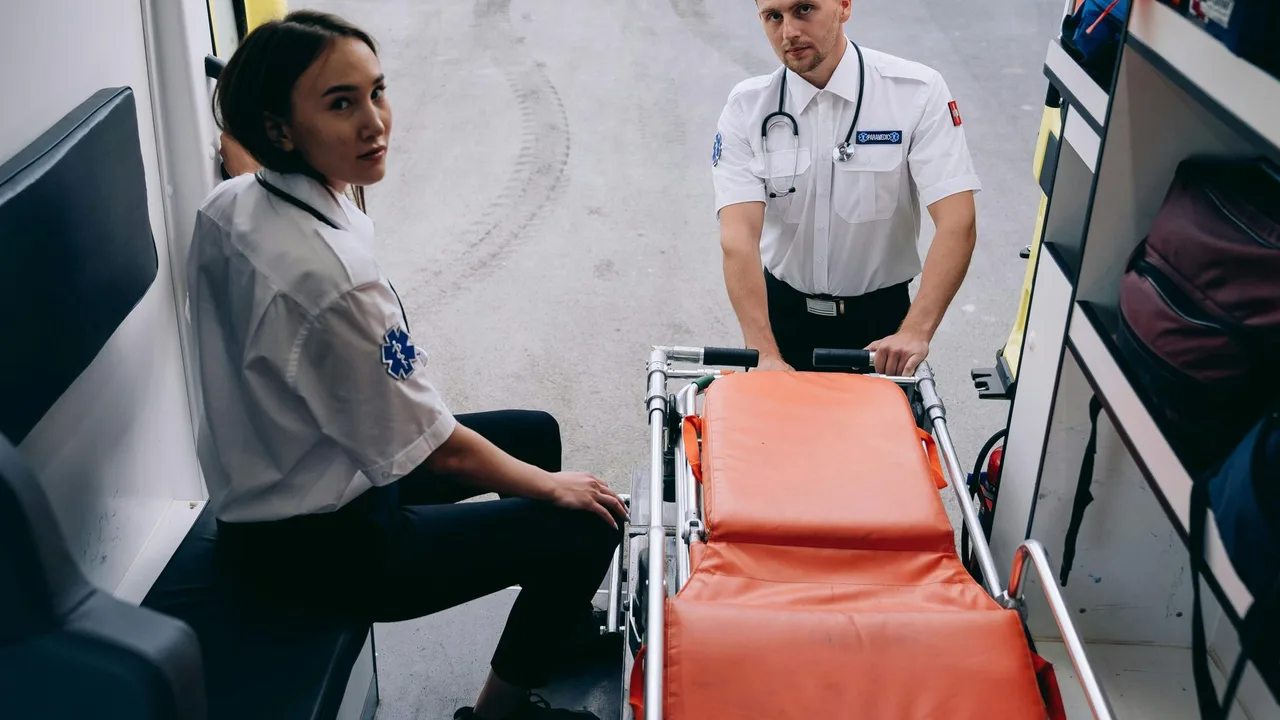 Equipe de emergência preparando a maca na ambulância