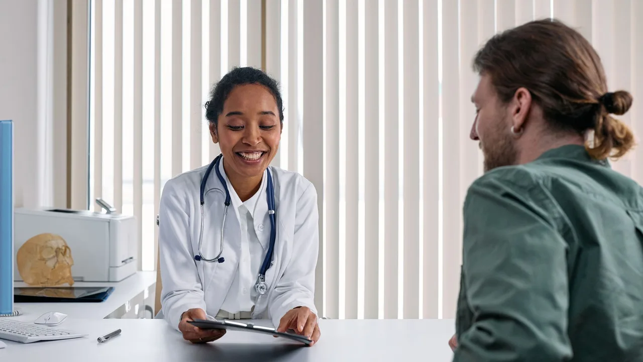 Médico e paciente conversando no consultório