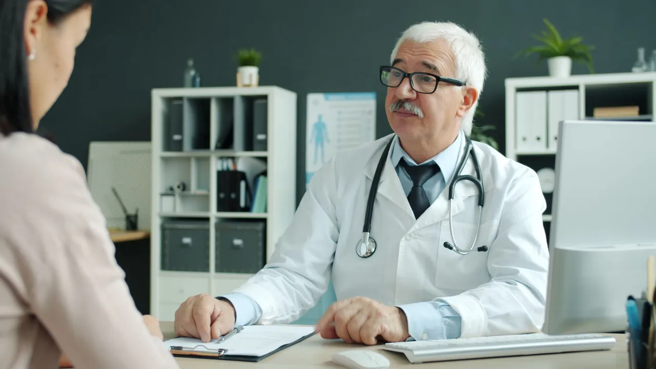 Médico ouvindo o paciente durante a consulta
