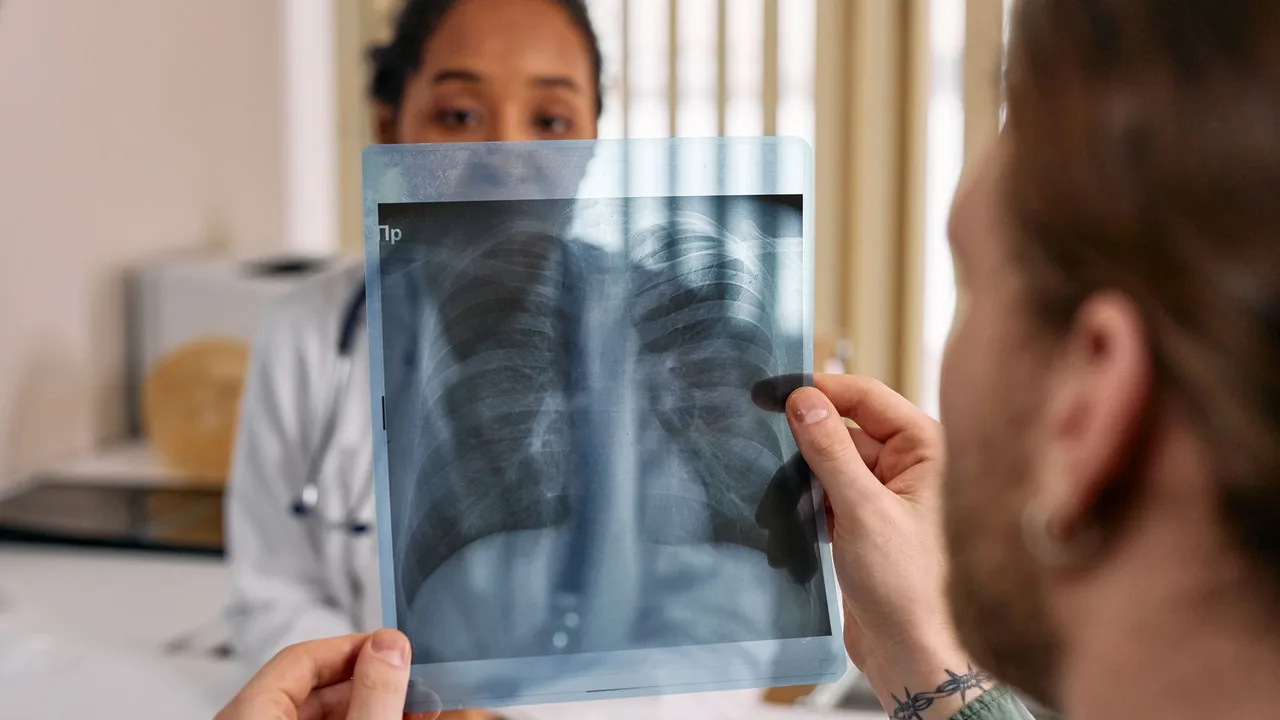 Médico revendo o exame de tórax com o paciente