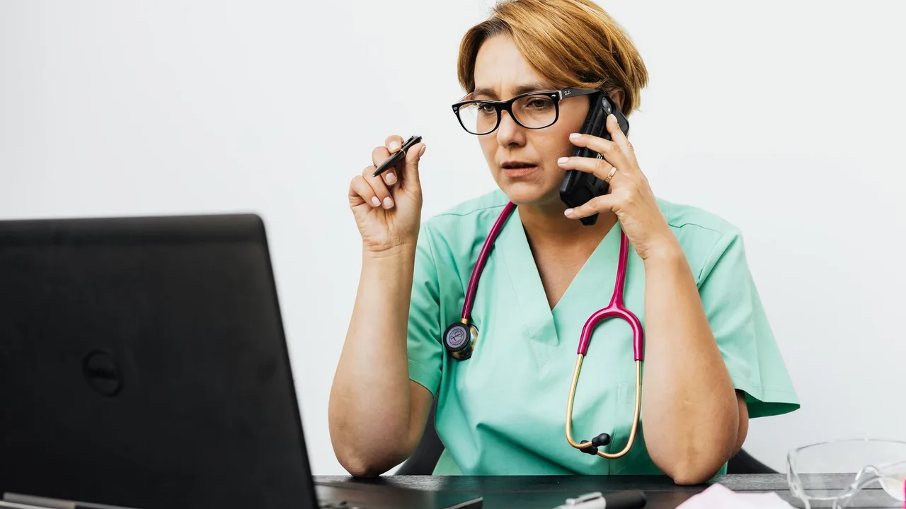 Profissional de saúde ao telefone e ao computador