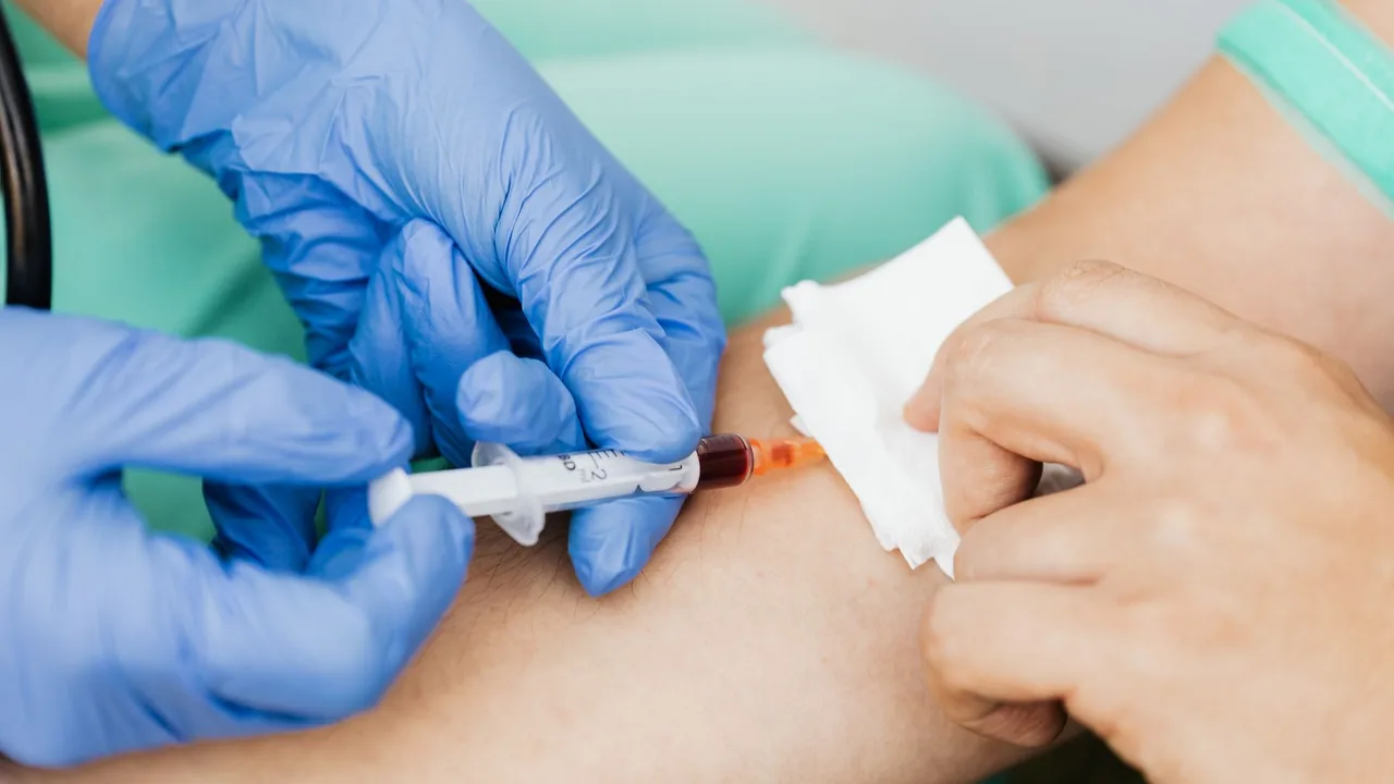 Profissional de saúde colhendo sangue do braço do paciente